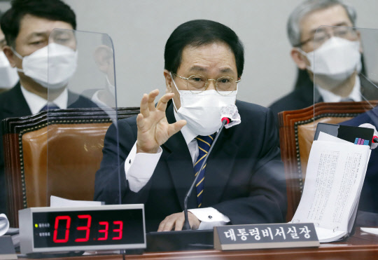 유영민 대통령 비서실장이 24일 서울 여의도 국회에서 열린 운영위원회 전체회의에서 질의에 답변하고 있다.   연합뉴스